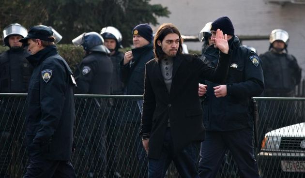 Zagreb – Karasicka ulica u Trnju, Zivi zid pokusava sprijeciti delozaciju obitelji Bozic. Supredsjednik stranke Zivi zid, Ivan Sincic prosao je ispod policijske trake, a nakon toga je sproveden u policijski kombi. Photo: Davor Puklavec/PIXSELL