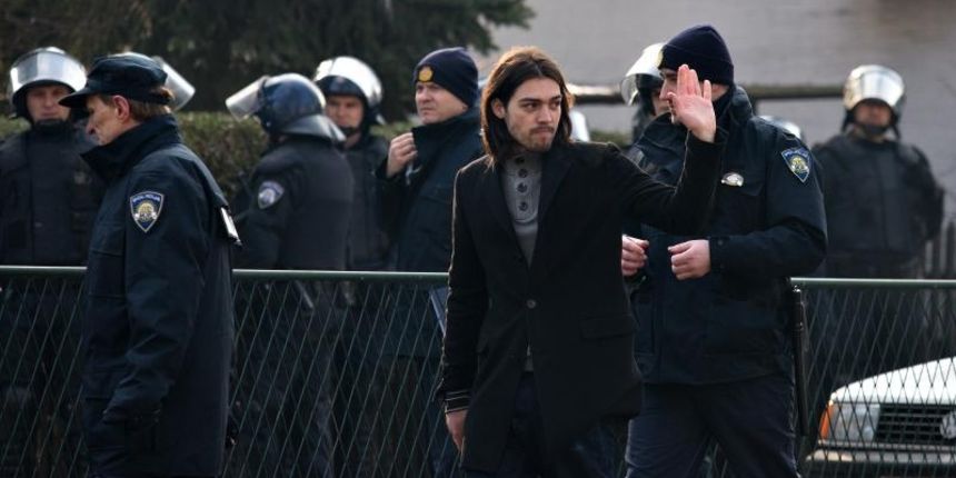 Zagreb – Karasicka ulica u Trnju, Zivi zid pokusava sprijeciti delozaciju obitelji Bozic. Supredsjednik stranke Zivi zid, Ivan Sincic prosao je ispod policijske trake, a nakon toga je sproveden u policijski kombi. Photo: Davor Puklavec/PIXSELL Zagreb – Karasicka ulica u Trnju, Zivi zid pokusava sprijeciti delozaciju obitelji Bozic. Supredsjednik stranke Zivi zid, Ivan Sincic prosao je ispod policijske trake, a nakon toga je sproveden u policijski kombi. Photo: Davor Puklavec/PIXSELL