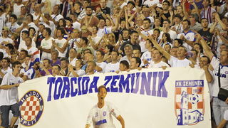 Split, 050810.
Stadion Poljud.
Uzvratna nogometna utakmica treceg predkola Europa Kupa.
Hajduk – Dinamo Bukurest.
Navijaci su docekali Tomasova , dao je gol za 3:0.
Foto: Josko Ponos / CROPIX Split, 050810.
Stadion Poljud.
Uzvratna nogometna utakmica treceg predkola Europa Kupa.
Hajduk – Dinamo Bukurest.
Navijaci su docekali Tomasova , dao je gol za 3:0.
Foto: Josko Ponos / CROPIX