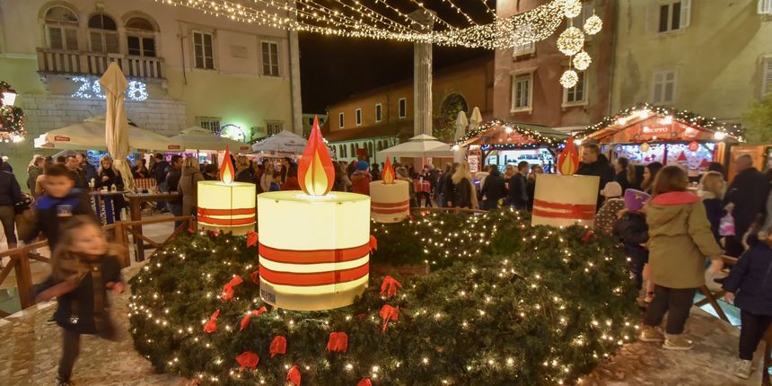 Obred paljenja treće adventske svijeće u crkvi Sv. Šime
