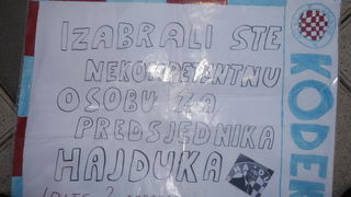 Split, 070310.
Forum mladih SDP-a izradio je novu igru “Kerumopoly” koju su predstavili gradjanima u nedjeljno jutro u Marmontovoj ulici.
Igra je parodija na popularnu igru Monopoly, s tim da je u ovoj igri glavni junak gradonacelnik Splita Zeljko Kerum. Split, 070310.
Forum mladih SDP-a izradio je novu igru “Kerumopoly” koju su predstavili gradjanima u nedjeljno jutro u Marmontovoj ulici.
Igra je parodija na popularnu igru Monopoly, s tim da je u ovoj igri glavni junak gradonacelnik Splita Zeljko Kerum.