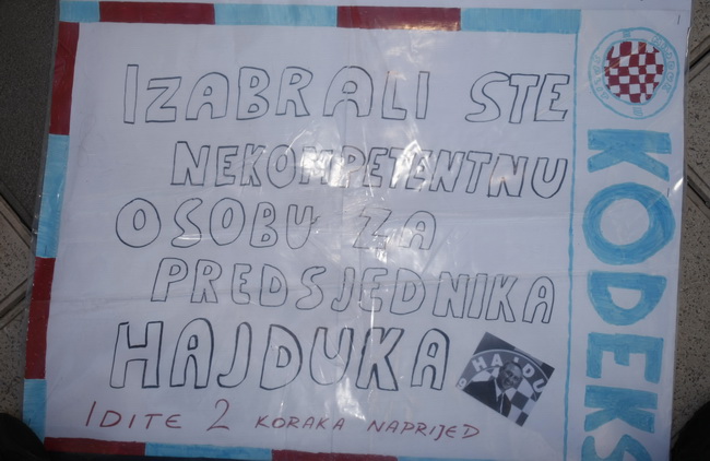 Split, 070310.
Forum mladih SDP-a izradio je novu igru “Kerumopoly” koju su predstavili gradjanima u nedjeljno jutro u Marmontovoj ulici.
Igra je parodija na popularnu igru Monopoly, s tim da je u ovoj igri glavni junak gradonacelnik Splita Zeljko Kerum. Split, 070310.
Forum mladih SDP-a izradio je novu igru “Kerumopoly” koju su predstavili gradjanima u nedjeljno jutro u Marmontovoj ulici.
Igra je parodija na popularnu igru Monopoly, s tim da je u ovoj igri glavni junak gradonacelnik Splita Zeljko Kerum.