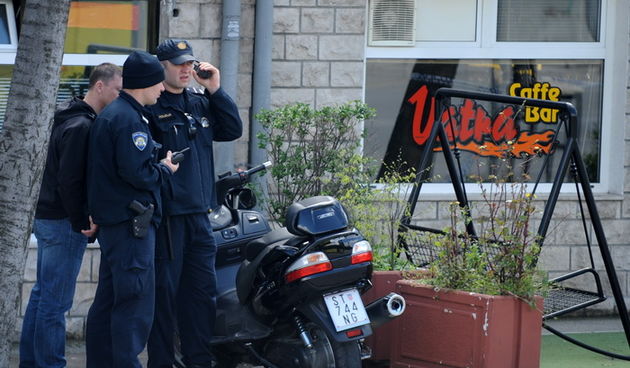 Split, 090413.
Kako se nesluzbeno doznaje, danas je u Velebitskoj ulici doslo do pucnjave u jednom od brojnih kafica u toj ulici.
Nagadja se da je rijec o kaficu Vatra. 
Nakon toga uslijedio je policijski ocevid, a promet u doticnoj ulici je preusmjeren.