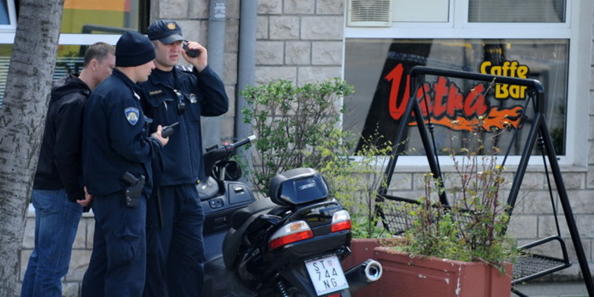 Split, 090413.
Kako se nesluzbeno doznaje, danas je u Velebitskoj ulici doslo do pucnjave u jednom od brojnih kafica u toj ulici.
Nagadja se da je rijec o kaficu Vatra. 
Nakon toga uslijedio je policijski ocevid, a promet u doticnoj ulici je preusmjeren.