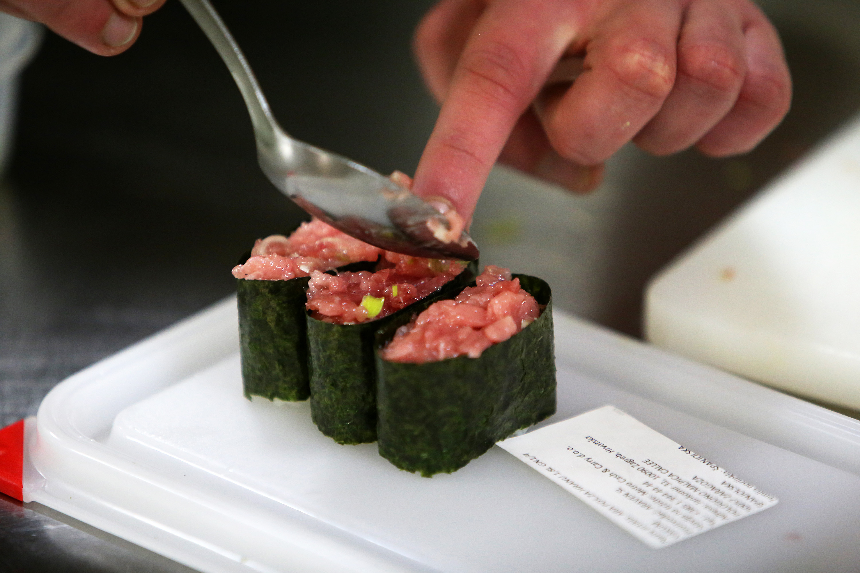 Kako se sinoć spremao sushi za večerašnje otvaranje Tuna, Sushi & Wine Festivala Kako se sinoć spremao sushi za večerašnje otvaranje Tuna, Sushi & Wine Festivala