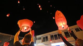 U Vodicama pušteni lampioni za tragično stradale vatrogasce na Kornatima U Vodicama pušteni lampioni za tragično stradale vatrogasce na Kornatima