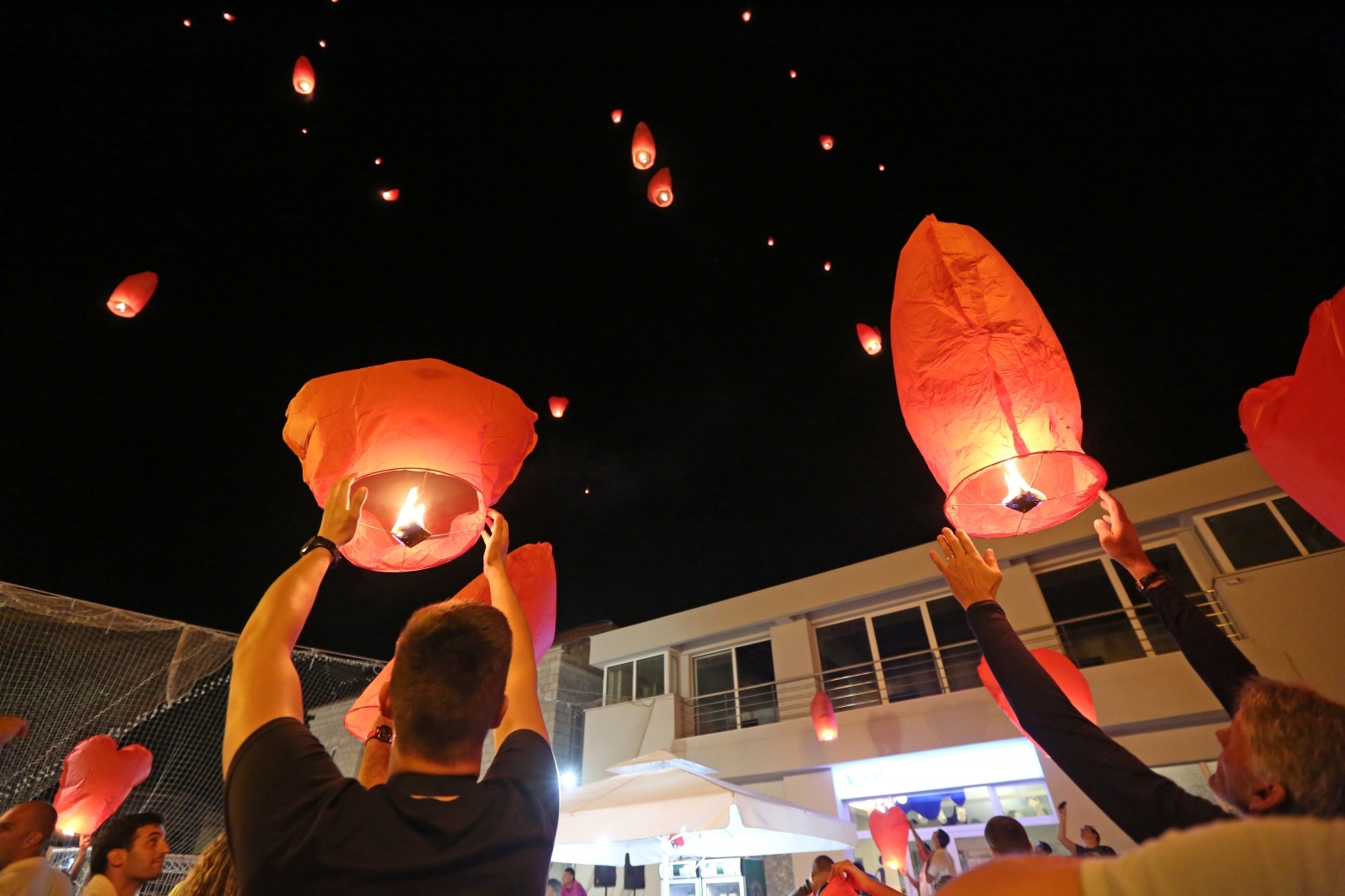U Vodicama pušteni lampioni za tragično stradale vatrogasce na Kornatima U Vodicama pušteni lampioni za tragično stradale vatrogasce na Kornatima
