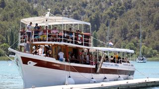 Skradin pun turista, za posjet Nacionalnom parku Krka čeka se u redu Skradin pun turista, za posjet Nacionalnom parku Krka čeka se u redu