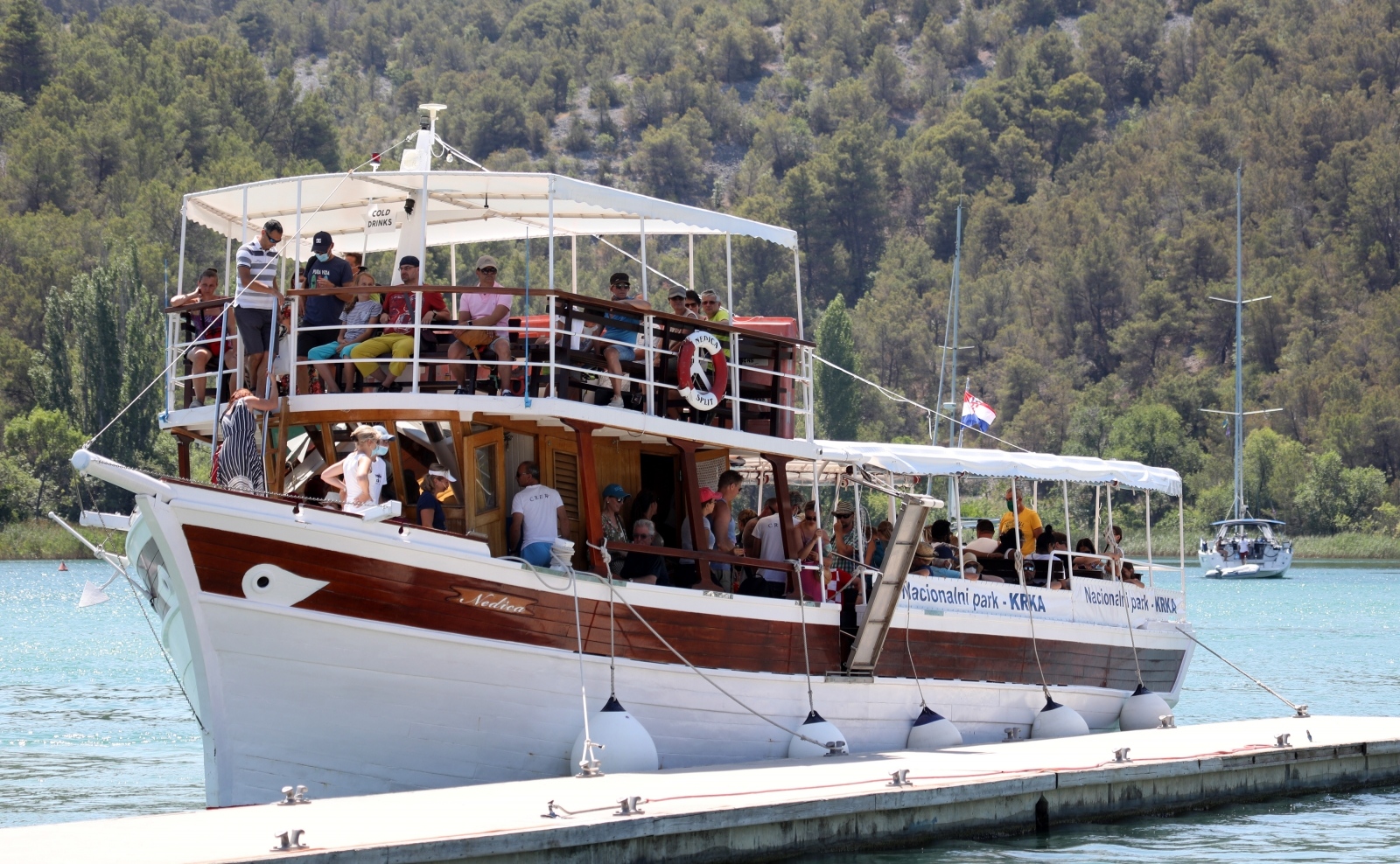 Skradin pun turista, za posjet Nacionalnom parku Krka čeka se u redu Skradin pun turista, za posjet Nacionalnom parku Krka čeka se u redu