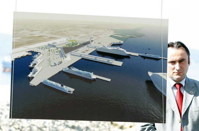 Zadar 170710
Predsjednica Vlade RH Jadranka Kosor danas je u posjetu Zadarskoj zupaniji. Premijerka je obisla gradiliste nove trajektne luke Gazenica. 
Na slici: Fotografija na kojoj se vidi kako ce izgledati buduca luka.
Foto: Jure Miskovic / CROPIX