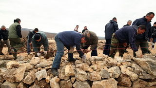 Skabrnja, 230313.
Na Razovljevoj glavici u Skabrnji, uz put koji ce prolaziti uokolo buducega Memorijalnog centra, jutros je izgradjen kriz u suhozidu. U gradnji kriza dimenzija 24 puta 15 metara, visine 80 centimetara te sirine jednog metra sudjelovalo j Skabrnja, 230313.
Na Razovljevoj glavici u Skabrnji, uz put koji ce prolaziti uokolo buducega Memorijalnog centra, jutros je izgradjen kriz u suhozidu. U gradnji kriza dimenzija 24 puta 15 metara, visine 80 centimetara te sirine jednog metra sudjelovalo j