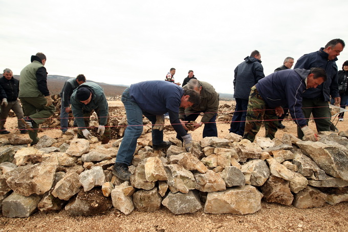 Skabrnja, 230313.
Na Razovljevoj glavici u Skabrnji, uz put koji ce prolaziti uokolo buducega Memorijalnog centra, jutros je izgradjen kriz u suhozidu. U gradnji kriza dimenzija 24 puta 15 metara, visine 80 centimetara te sirine jednog metra sudjelovalo j Skabrnja, 230313.
Na Razovljevoj glavici u Skabrnji, uz put koji ce prolaziti uokolo buducega Memorijalnog centra, jutros je izgradjen kriz u suhozidu. U gradnji kriza dimenzija 24 puta 15 metara, visine 80 centimetara te sirine jednog metra sudjelovalo j