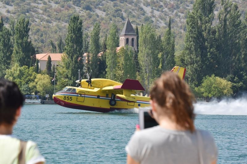 Piloti kanadera oduševljavali spektakularnim uzimanjem vode iz Visovačkog jezera Piloti kanadera oduševljavali spektakularnim uzimanjem vode iz Visovačkog jezera