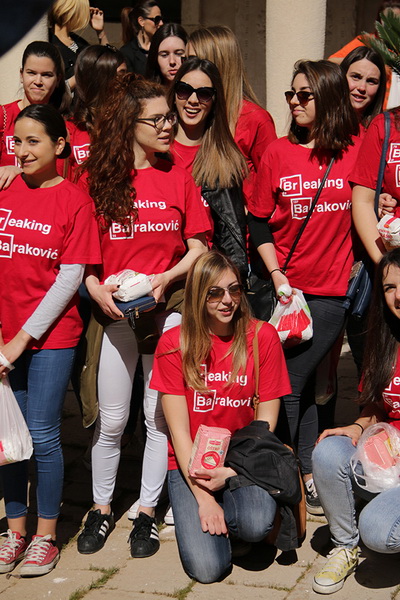 Zadarski maturanti donirali brašno Socijalnoj samoposluzi Zadarski maturanti donirali brašno Socijalnoj samoposluzi