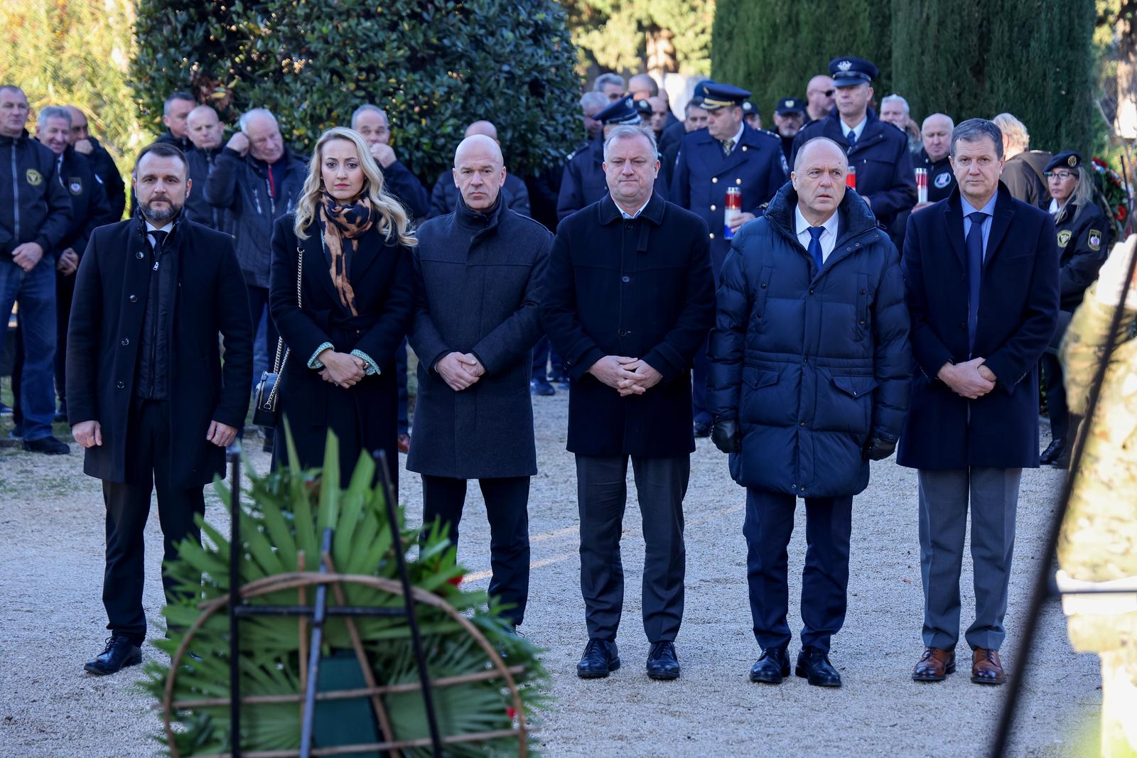 Na Gradskom groblju položeni vijenci povodom obilježavanja 33. obljetnice 72. bojne Vojne policije Na Gradskom groblju položeni vijenci povodom obilježavanja 33. obljetnice 72. bojne Vojne policije
