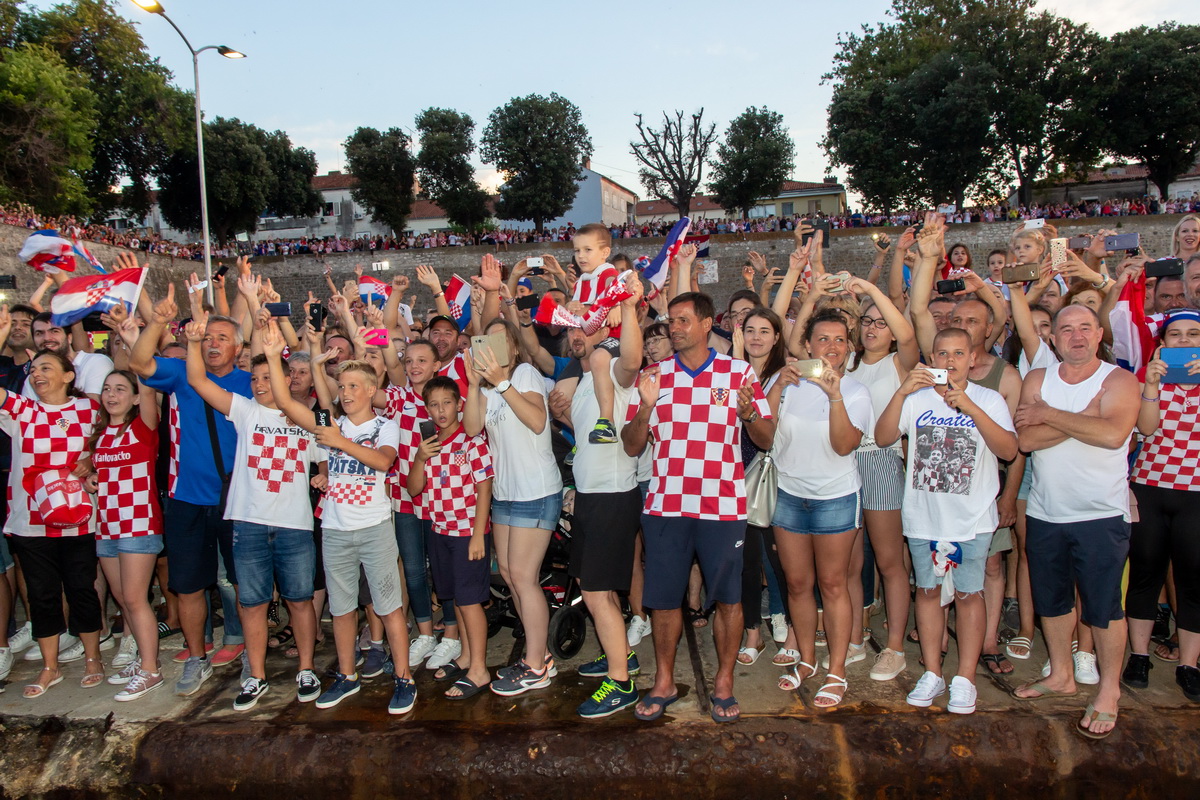 Veličanstven doček četvorice zadarskih Vatrenih od Gradskog mosta do Foruma