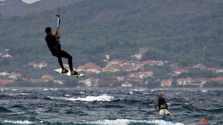 Kiteri i surferi uživali u jakom jugu