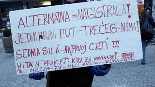 Zagreb, 040311.
Peti po redu, protuvladin prosvjed tzv. facebook grupe zapocinje veceras na Cvjetnom trgu.
Na fotografiji: transparenti.
Foto: Davor Pongracic / CROPIX Zagreb, 040311.
Peti po redu, protuvladin prosvjed tzv. facebook grupe zapocinje veceras na Cvjetnom trgu.
Na fotografiji: transparenti.
Foto: Davor Pongracic / CROPIX