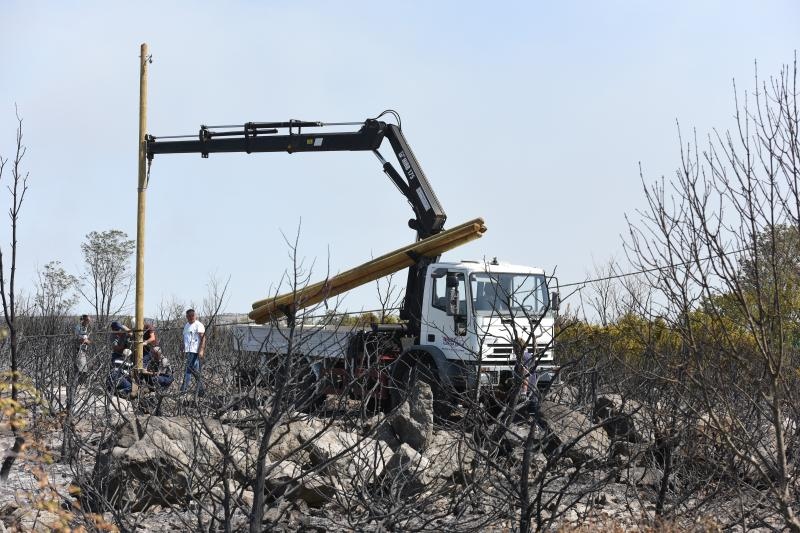 Pristeg: Nakon što je lokaliziran požar, na teren su izašle ekipe koje saniraju štetu na elektro mreži Pristeg: Nakon što je lokaliziran požar, na teren su izašle ekipe koje saniraju štetu na elektro mreži
