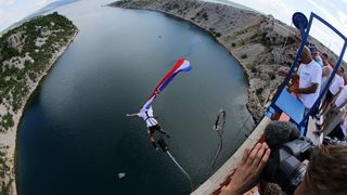 30.06.2013., Zadar – Povodom ulaska Republike Hrvatske u Europsku uniju mladic i djevojka skocili su s Maslenickog mosta sa zastavom Europske unije, dok je mladi Britanac skocio sa hrvatskom zastavom. Photo: Filip Brala/PIXSELL Autor  Filip Brala/PIXSEL