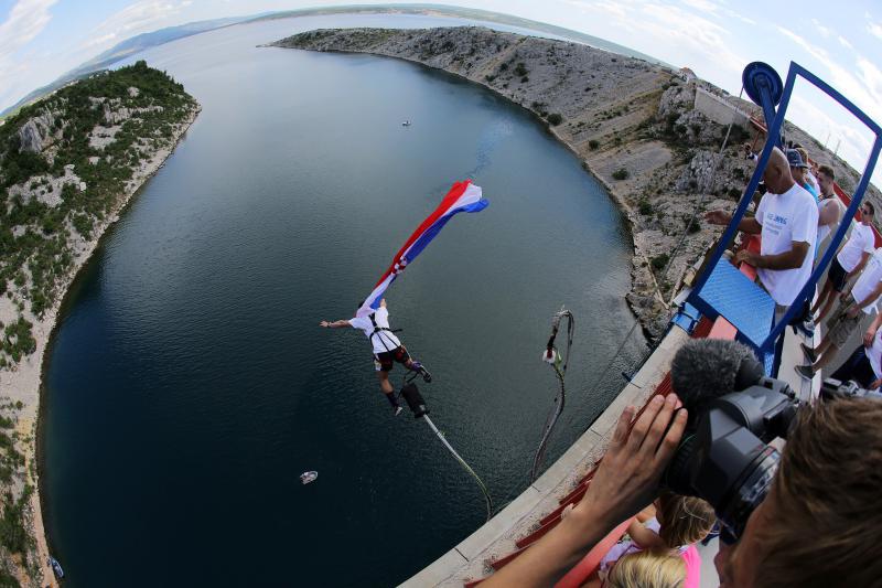 30.06.2013., Zadar – Povodom ulaska Republike Hrvatske u Europsku uniju mladic i djevojka skocili su s Maslenickog mosta sa zastavom Europske unije, dok je mladi Britanac skocio sa hrvatskom zastavom. Photo: Filip Brala/PIXSELL Autor  Filip Brala/PIXSEL