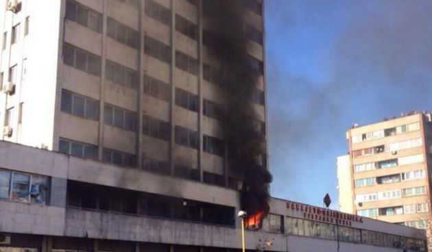 Gori zgrada kantonalne vlade u Tuzli, foto: twiter.com