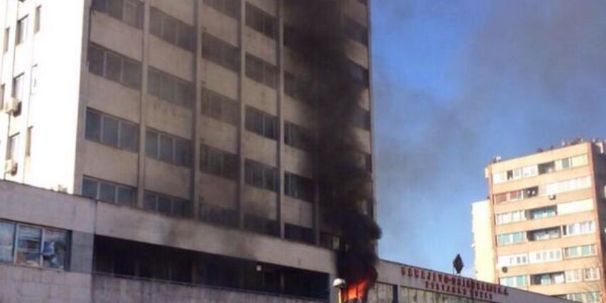 Gori zgrada kantonalne vlade u Tuzli, foto: twiter.com Gori zgrada kantonalne vlade u Tuzli, foto: twiter.com