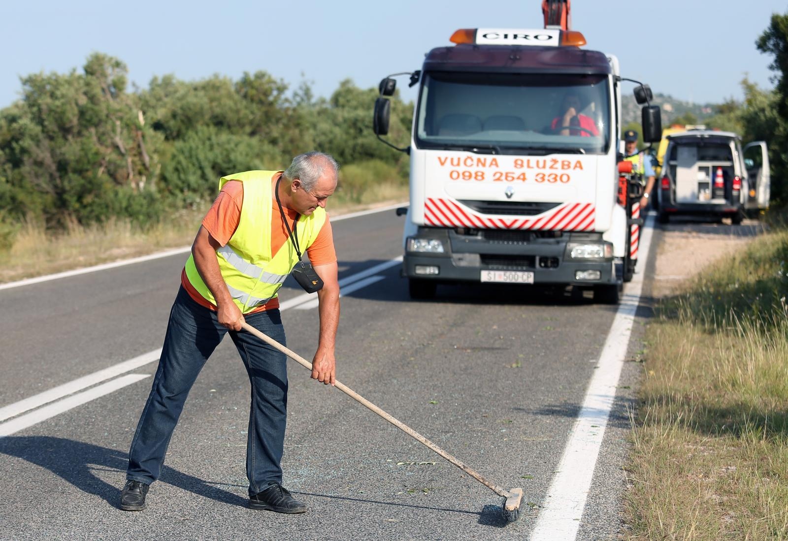 Prosika: Pri slijetanju automobila s kolnika jedna je osoba poginula Prosika: Pri slijetanju automobila s kolnika jedna je osoba poginula