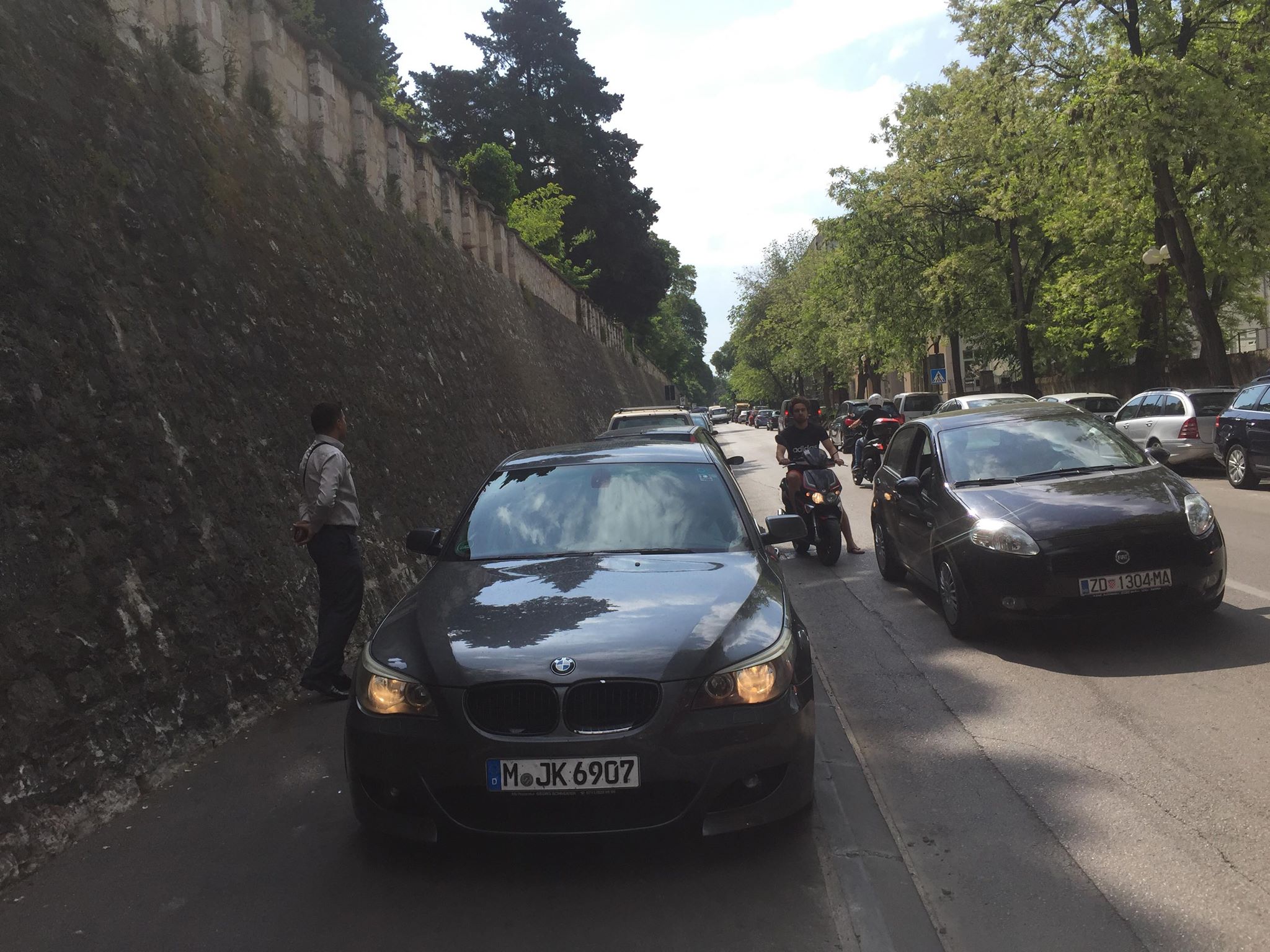 Svakodnevne situacije zadarskom na poluotoku: prometne nevolje zbog lošeg rješenja ukrcajno/iskrcajnih mjesta za turističke autobuse