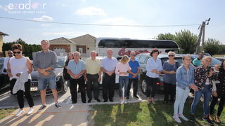 Bibinjci gradišćanskim Hrvatima darovali 1.82 metara visok kip sv. Roka Bibinjci gradišćanskim Hrvatima darovali 1.82 metara visok kip sv. Roka