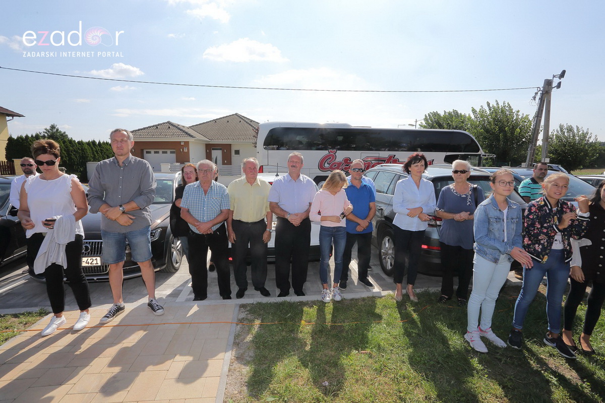 Bibinjci gradišćanskim Hrvatima darovali 1.82 metara visok kip sv. Roka Bibinjci gradišćanskim Hrvatima darovali 1.82 metara visok kip sv. Roka