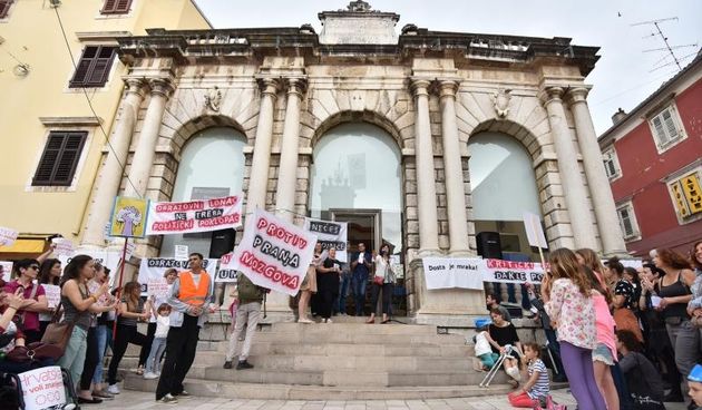 Skup podrške cjelovitoj kurikularnoj reformi “Hrvatska može bolje” na zadarskom Narodnom trgu. Photo. Dino Stanin/PIXSELL