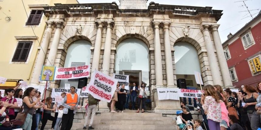 Skup podrške cjelovitoj kurikularnoj reformi “Hrvatska može bolje” na zadarskom Narodnom trgu. Photo. Dino Stanin/PIXSELL Skup podrške cjelovitoj kurikularnoj reformi “Hrvatska može bolje” na zadarskom Narodnom trgu. Photo. Dino Stanin/PIXSELL