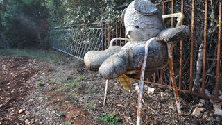 Zadar, 021111
Uz cestu koja vodi od Zadra prema Razancu moze se vidjeti jedan od sigurno najneobicnijih vinograda na svijetu. Umjesto uobicajenih strasila, vinograd cuvaju ogromni plisani medvjedi , lutke, barbike i raznorazne druge igracke i predmeti.
Fo Zadar, 021111
Uz cestu koja vodi od Zadra prema Razancu moze se vidjeti jedan od sigurno najneobicnijih vinograda na svijetu. Umjesto uobicajenih strasila, vinograd cuvaju ogromni plisani medvjedi , lutke, barbike i raznorazne druge igracke i predmeti.
Fo