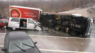 Na autocesti A1 poslije sv. Roka u smjeru Zagreba, kod tunela Krpani, u 6.15 sati sudarilo se 20-ak vozila u nekoliko lančanih sudara, Foto: Dino Stanin/PIXSELL Na autocesti A1 poslije sv. Roka u smjeru Zagreba, kod tunela Krpani, u 6.15 sati sudarilo se 20-ak vozila u nekoliko lančanih sudara, Foto: Dino Stanin/PIXSELL
