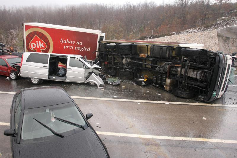 Na autocesti A1 poslije sv. Roka u smjeru Zagreba, kod tunela Krpani, u 6.15 sati sudarilo se 20-ak vozila u nekoliko lančanih sudara, Foto: Dino Stanin/PIXSELL Na autocesti A1 poslije sv. Roka u smjeru Zagreba, kod tunela Krpani, u 6.15 sati sudarilo se 20-ak vozila u nekoliko lančanih sudara, Foto: Dino Stanin/PIXSELL