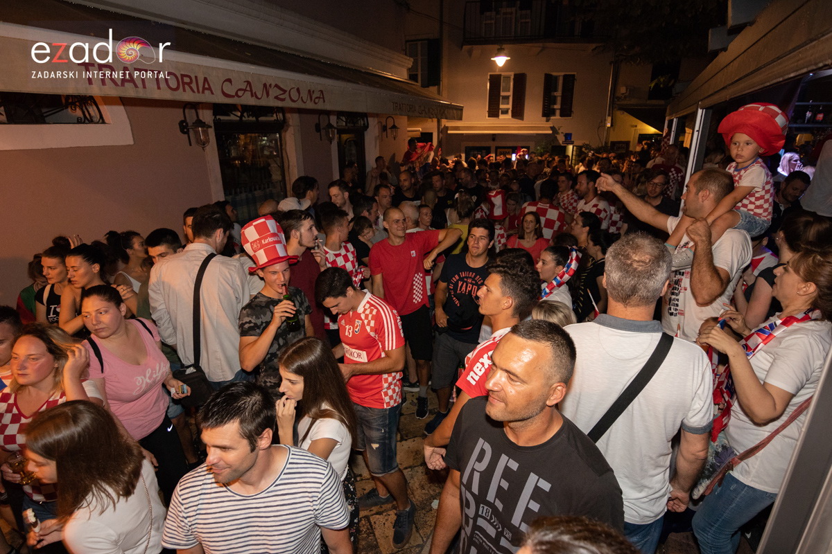 Čudesna noć: Velika fešta ulicama Zadra nakon plasmana Vatrenih u finale SP Čudesna noć: Velika fešta ulicama Zadra nakon plasmana Vatrenih u finale SP
