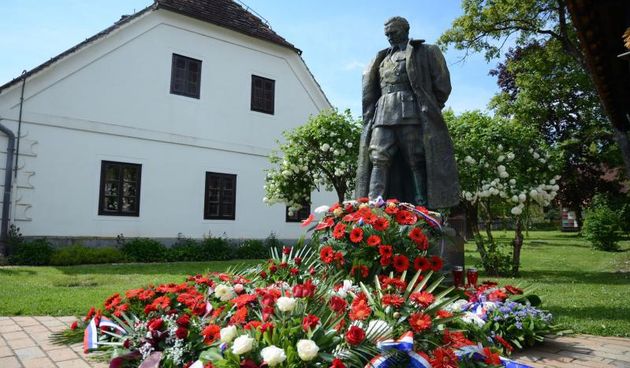 Kumrovec – Ispred rodne kuce Josipa Broza Tita odrzana je komemoracija povodom 34. godisnjice njegove smrti. Vijence su polozile delegacije Slovenskih i Hrvatskih antifasistickih udruga. Photo: Matija Topolovec/PIXSELL