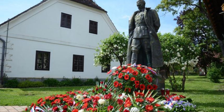 Kumrovec – Ispred rodne kuce Josipa Broza Tita odrzana je komemoracija povodom 34. godisnjice njegove smrti. Vijence su polozile delegacije Slovenskih i Hrvatskih antifasistickih udruga. Photo: Matija Topolovec/PIXSELL Kumrovec – Ispred rodne kuce Josipa Broza Tita odrzana je komemoracija povodom 34. godisnjice njegove smrti. Vijence su polozile delegacije Slovenskih i Hrvatskih antifasistickih udruga. Photo: Matija Topolovec/PIXSELL