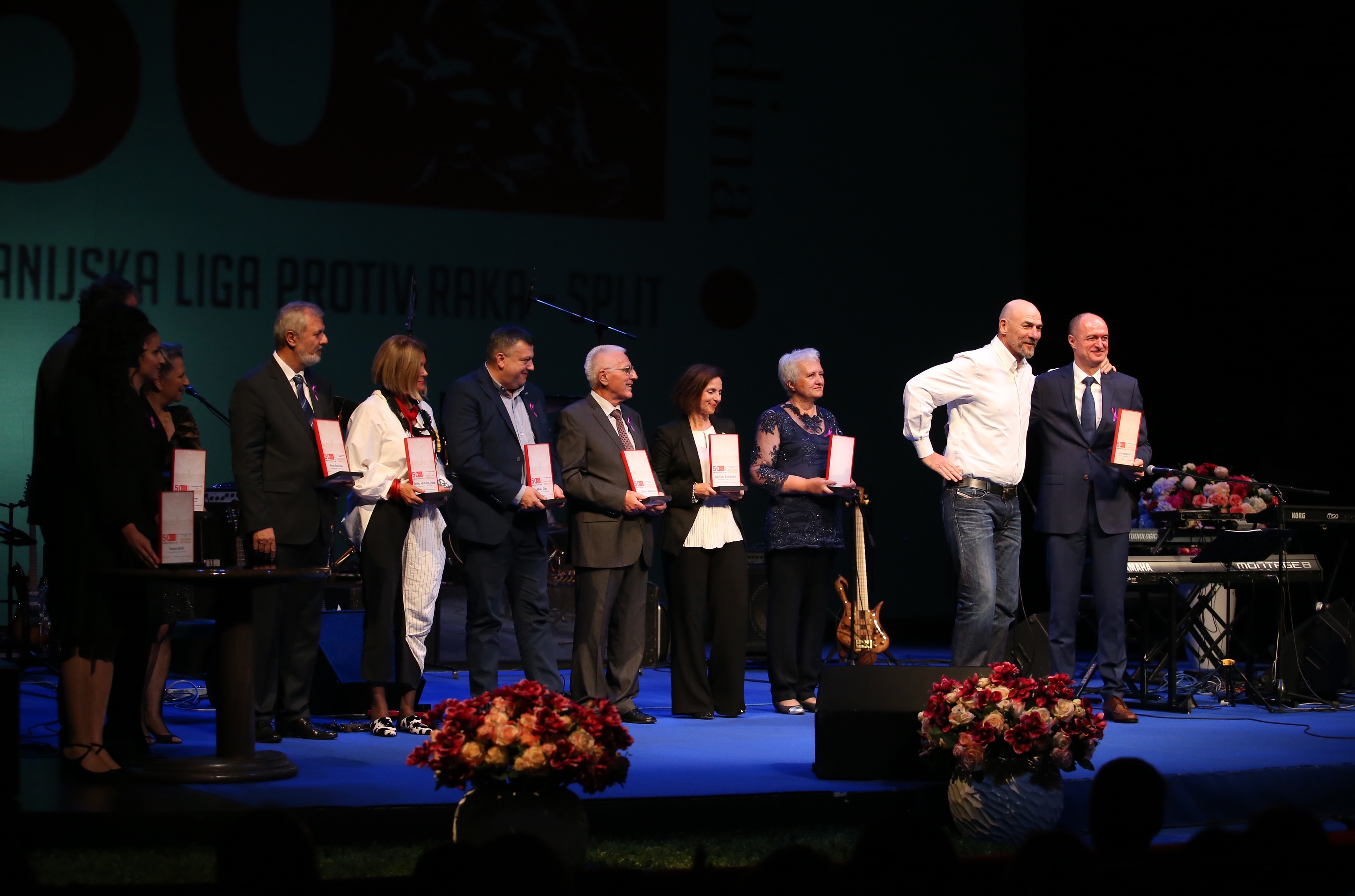 Koncertom ‘Vjeruj u ljubav’ obilježena 50. godišnjica Županijske lige protiv raka: zapjevao i Oliver Dragojević Koncertom ‘Vjeruj u ljubav’ obilježena 50. godišnjica Županijske lige protiv raka: zapjevao i Oliver Dragojević