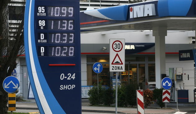 Zagreb, 200312.Miramarska ulica.Benzinska pumpa.Hrvate je i ovo jutro docekalo novo poskupljenje goriva.Gorivo koje je vise puta u zadnjih tjedana poskupjelo jos nije preslo 11 kuna.Eurosuper 10.99, eurosuper 98 11.36, Diesel 10.36 kuna.Foto: Goran