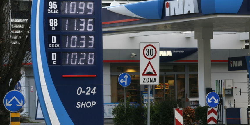 Zagreb, 200312.Miramarska ulica.Benzinska pumpa.Hrvate je i ovo jutro docekalo novo poskupljenje goriva.Gorivo koje je vise puta u zadnjih tjedana poskupjelo jos nije preslo 11 kuna.Eurosuper 10.99, eurosuper 98 11.36, Diesel 10.36 kuna.Foto: Goran Zagreb, 200312.Miramarska ulica.Benzinska pumpa.Hrvate je i ovo jutro docekalo novo poskupljenje goriva.Gorivo koje je vise puta u zadnjih tjedana poskupjelo jos nije preslo 11 kuna.Eurosuper 10.99, eurosuper 98 11.36, Diesel 10.36 kuna.Foto: Goran