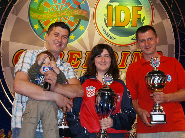 19-godisnja Vlatka Lesic u drustvu dvije najvece svjetske zvijezde elektronickog pikada Mensura Suljovica i Krzysztofa Ratajskog