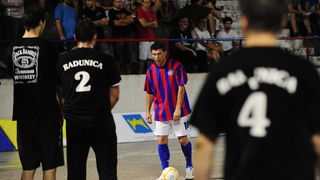 Split, 300611.
17. izdanje malonogometnog turnira Tocida kup odrzava se na betonskom igralistu u Vukovarskoj ulici.Veceras najvise interesa izaziva utakmica izmedju momcadi Hajduk.hr i ekipe Radunica bez zvijezda.Za Hajduk.hr se ocekuje da igraju predsje Split, 300611.
17. izdanje malonogometnog turnira Tocida kup odrzava se na betonskom igralistu u Vukovarskoj ulici.Veceras najvise interesa izaziva utakmica izmedju momcadi Hajduk.hr i ekipe Radunica bez zvijezda.Za Hajduk.hr se ocekuje da igraju predsje