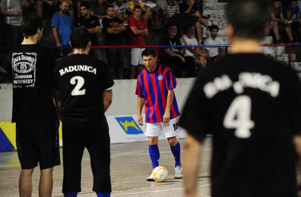 Split, 300611.
17. izdanje malonogometnog turnira Tocida kup odrzava se na betonskom igralistu u Vukovarskoj ulici.Veceras najvise interesa izaziva utakmica izmedju momcadi Hajduk.hr i ekipe Radunica bez zvijezda.Za Hajduk.hr se ocekuje da igraju predsje Split, 300611.
17. izdanje malonogometnog turnira Tocida kup odrzava se na betonskom igralistu u Vukovarskoj ulici.Veceras najvise interesa izaziva utakmica izmedju momcadi Hajduk.hr i ekipe Radunica bez zvijezda.Za Hajduk.hr se ocekuje da igraju predsje