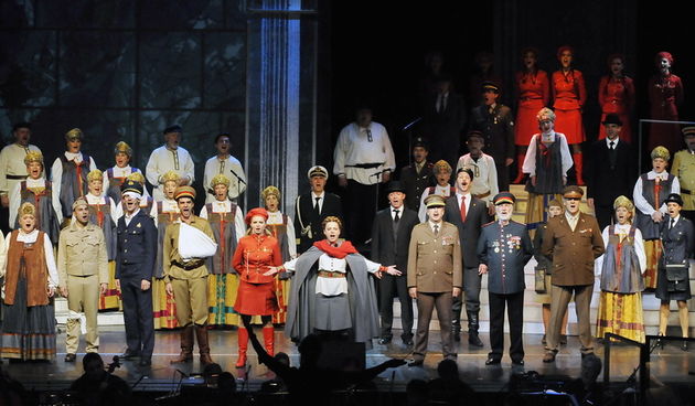 Split, 291011.
Nakon cetrdeset godina (premijera 1971) mjuzikl Jalta, Jalta u reziji Vlade Stefancica kazaliste Komedija iz Zagreba pred splitskom publikom odigralo 650-tu jubilarnu predstavu i naravno odusevilo puno gledaliste. U predstavi je briljirala