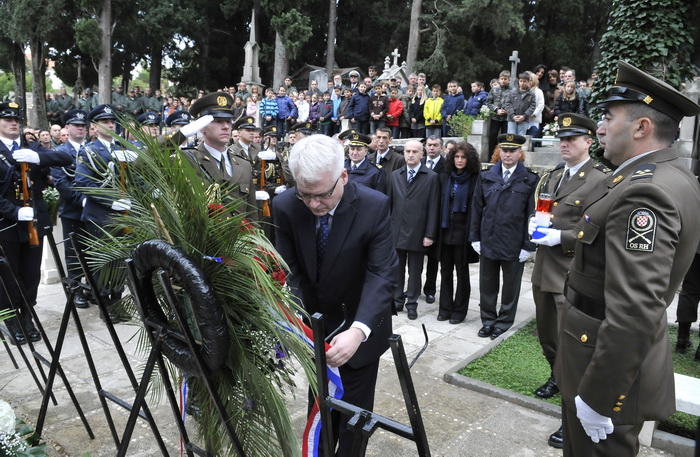 Dubrovnik, 061211.
Povodom proslave dana branitelja predsjednik RH Ivo Josipovic nazocio je polaganju vijenaca palim braniteljima na groblju Boninovo.
Foto: Tonci Plazibat / CROPIX Dubrovnik, 061211.
Povodom proslave dana branitelja predsjednik RH Ivo Josipovic nazocio je polaganju vijenaca palim braniteljima na groblju Boninovo.
Foto: Tonci Plazibat / CROPIX