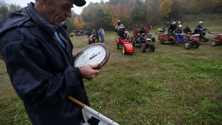 Orahovica, 171010.
Nedaleko od orahovackog jezera na obroncima brda Ruzica grada odrzana je cetvrta po redu utrka motokultivatora i specijalnih vozila koja su izradjena od motora mjesalice za beton i mjenjaca automobila Lada Niva. Namjera organizatora utr