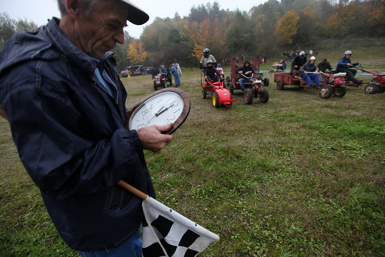 Orahovica, 171010.
Nedaleko od orahovackog jezera na obroncima brda Ruzica grada odrzana je cetvrta po redu utrka motokultivatora i specijalnih vozila koja su izradjena od motora mjesalice za beton i mjenjaca automobila Lada Niva. Namjera organizatora utr
