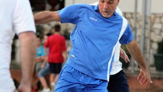 Na Stanovima se uz boćarski turnir održao i revijalni nogometni turnir. Osim prijavljenih ekipa, snage su ponovno odmjeravali liječnici Opće bolnice Zadar i predstavnici poglavarstva Grada Zadra. Na Stanovima se uz boćarski turnir održao i revijalni nogometni turnir. Osim prijavljenih ekipa, snage su ponovno odmjeravali liječnici Opće bolnice Zadar i predstavnici poglavarstva Grada Zadra.